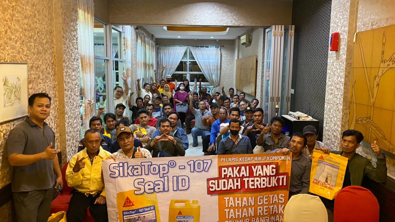 Peserta pelatihan kontraktor Palembang di depan spanduk SikaTop-107 Seal