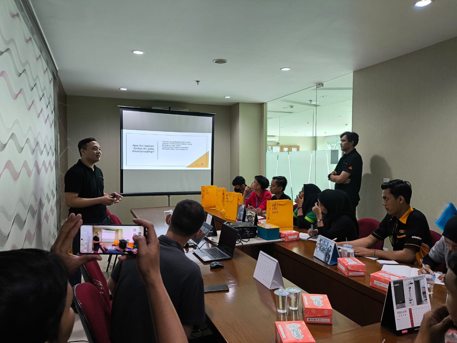 Presentasi produk SIKA di ruang rapat Dunia Bangunan BSD