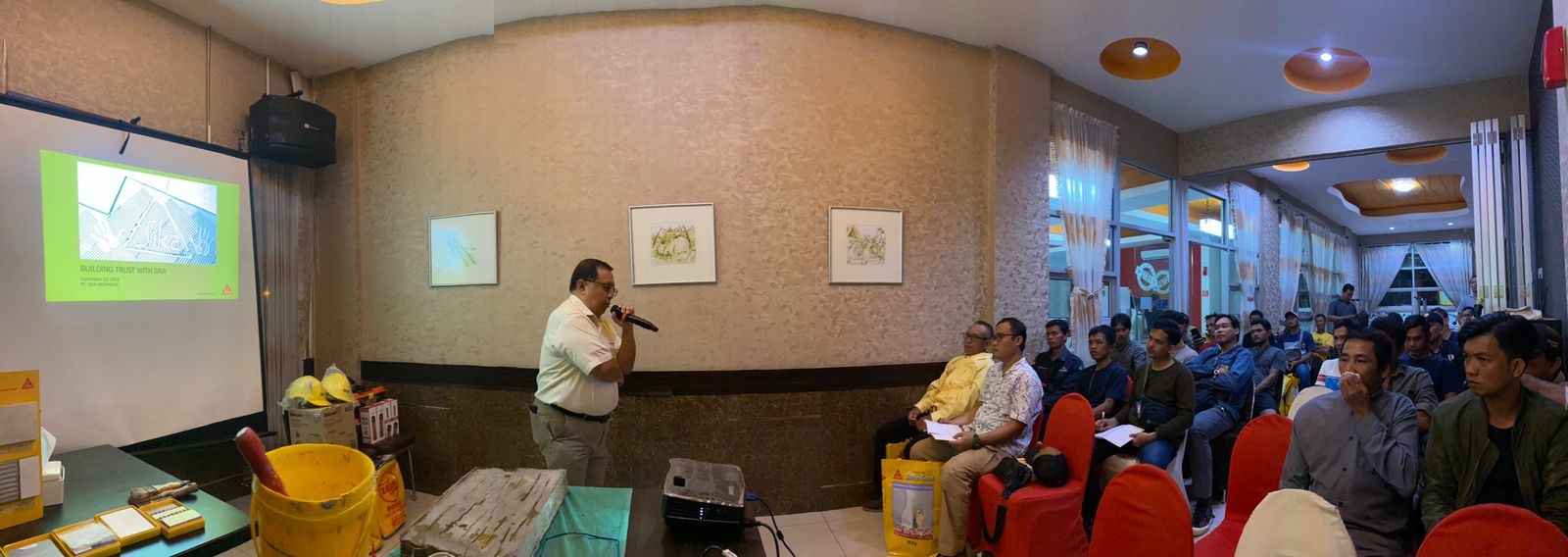 Pembicara menjelaskan produk SIKA di depan peserta pelatihan Palembang