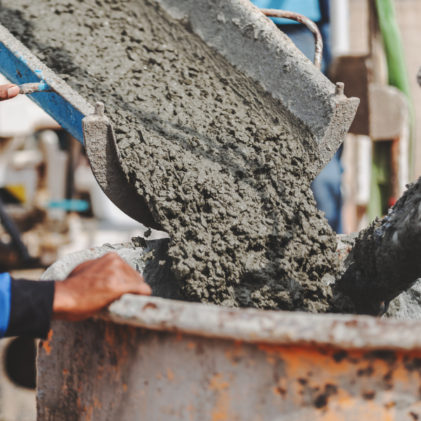 Beton segar dituang dari talang truk molen
