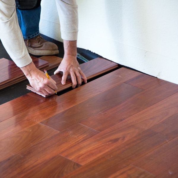 Papan lantai kayu dipasang satu per satu