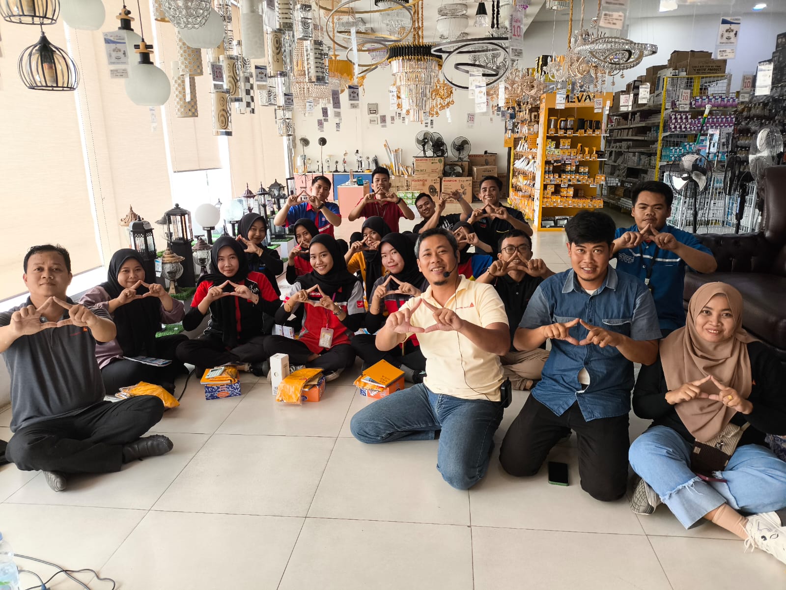 Sales toko Supermarket Bahan Bangunan Cemerlang Jaya berfoto bersama setelah pelatihan